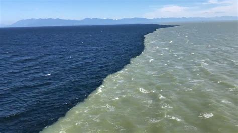 沖縄 旅行 時期 海の色が変わる瞬間を捉える